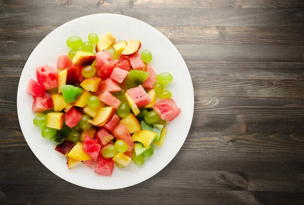 Vegetarisk Sallad frukt på en tallrik — Stockfoto