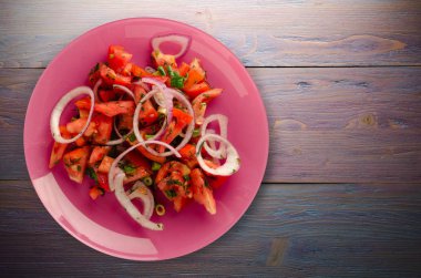 domates, soğan, ahşap arka plan üzerinde bir tabakta rezene