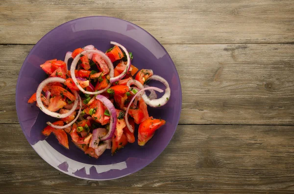 domates, soğan, ahşap arka plan üzerinde bir tabakta rezene