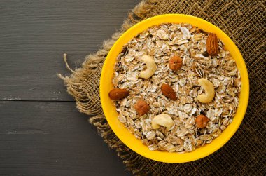 Fındıklı müsli. müsli ahşap bir masa üzerinde. müsli üstten görünüm. Hea