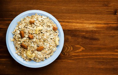 Fındıklı müsli. müsli ahşap bir masa üzerinde. müsli üstten görünüm. Hea