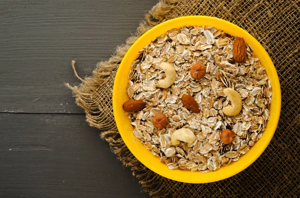 Fındıklı müsli. müsli ahşap bir masa üzerinde. müsli üstten görünüm. Hea