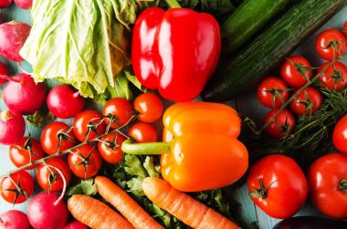  Tahta arka planda taze sebzeler