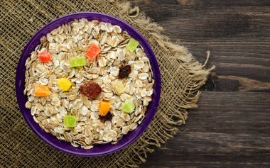 Ahşap arka plan üzerinde bir tabak içinde soğan ile haşlanmış domates. 