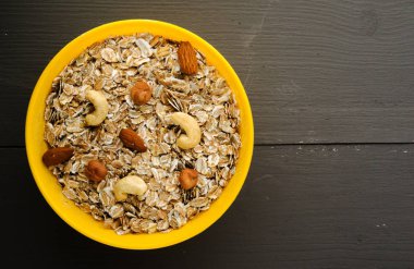 Fındık yulaf ezmesi. Ahşap bir masa üzerinde yulaf ezmesi.  