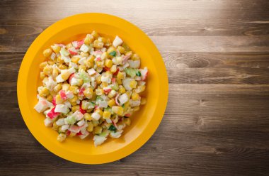 bir tepside Yengeç Salatası 