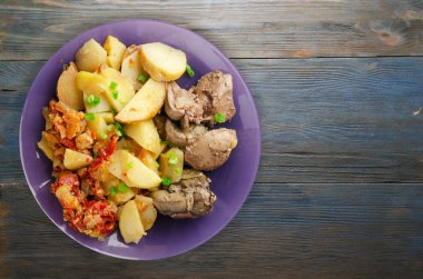  patates ve haşlanmış domates ile kızarmış karaciğer.  