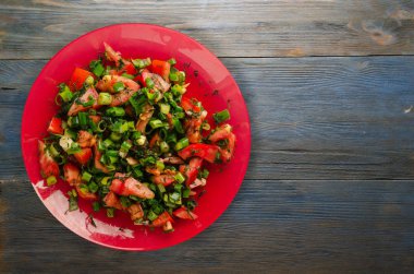 domates, soğan, ahşap arka plan üzerinde bir tabakta rezene