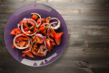 domates, soğan, ahşap arka plan üzerinde bir tabakta rezene