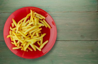  ahşap arka plan üzerinde patates kızartma 