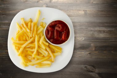 ahşap bir zemin üzerine ketçap ile kızarmış patates. patates kızartması o