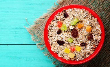  Ahşap bir masa üzerinde yulaf ezmesi. Yulaf ezmesi üstten görünüm. Sağlıklı gıda .