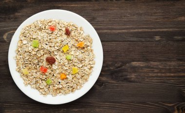  müsli ahşap bir masa üzerinde. müsli üstten görünüm. sağlıklı gıda .