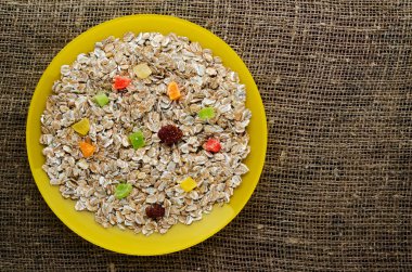  müsli ahşap bir masa üzerinde. müsli üstten görünüm. sağlıklı gıda .