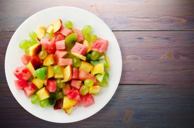   Vejetaryen salata meyve bir plaka üzerinde