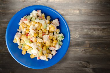 bir tepside Yengeç Salatası 