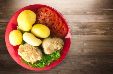  göğsü bir tabak patates ile