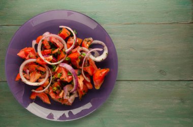 domates, soğan, ahşap arka plan üzerinde bir tabakta rezene