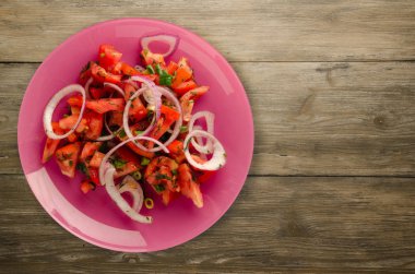 domates, soğan, ahşap arka plan üzerinde bir tabakta rezene