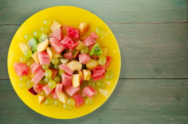 Salad sayuran buah di piring — Stok Foto