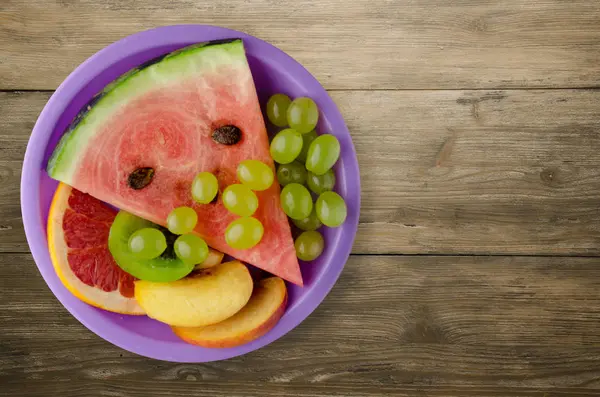 Fruta cortada en rodajas en un plato — Foto de Stock