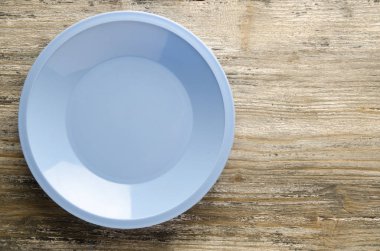 ahşap arka plan üzerinde plaka. plaka üstten görünüm. kopya alanı