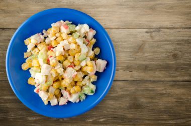 bir tepside Yengeç Salatası 