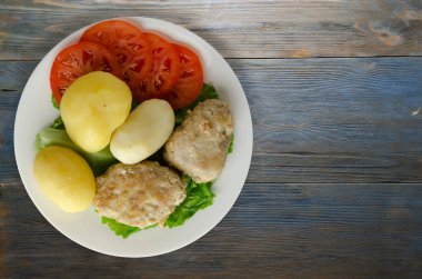  göğsü bir tabak patates ile