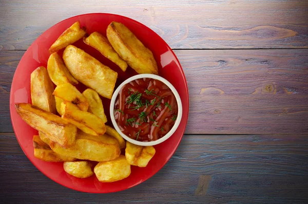 Papas fritas con salsa de tomate sobre un fondo de madera. patatas fritas o — Foto de Stock