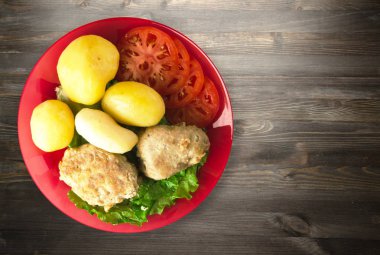  göğsü bir tabak patates ile