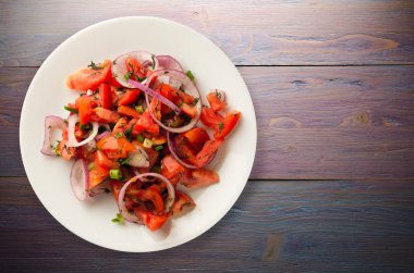 domates, soğan, ahşap arka plan üzerinde bir tabakta rezene