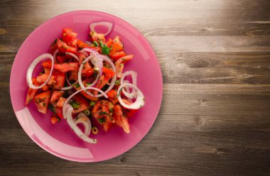 domates, soğan, ahşap arka plan üzerinde bir tabakta rezene