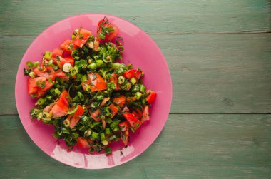 domates, soğan, ahşap arka plan üzerinde bir tabakta rezene