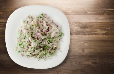 salata daikon, soğan ve bir tahta üzerine dereotu 