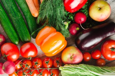  Tahta arka planda taze sebzeler