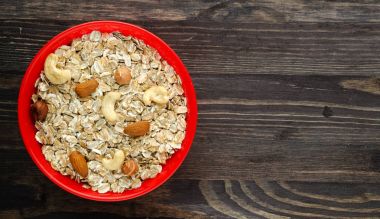 Fındıklı müsli. müsli ahşap bir masa üzerinde. müsli üstten görünüm. Hea