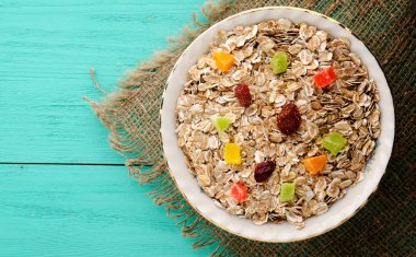   müsli ahşap bir masa üzerinde. müsli üstten görünüm. sağlıklı gıda .