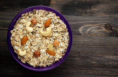 Fındık yulaf ezmesi. Ahşap bir masa üzerinde yulaf ezmesi. Yulaf ezmesi Üstten Görünüm. 