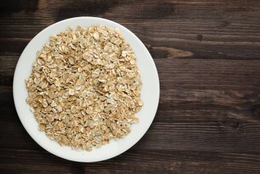   müsli ahşap bir masa üzerinde. sağlıklı gıda