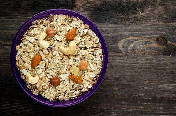 Fındık yulaf ezmesi. Ahşap bir masa üzerinde yulaf ezmesi. Yulaf ezmesi Üstten Görünüm. 