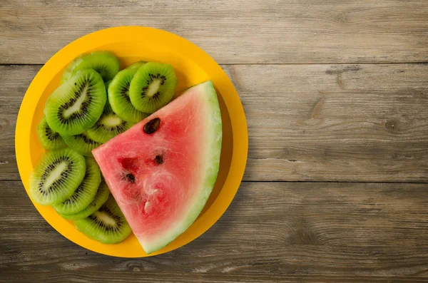 Wassermelone und Kiwi in Scheiben auf einem Teller — Stockfoto