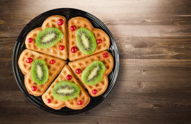 kivi ve kızılcık ahşap arka plan üzerinde gofret 