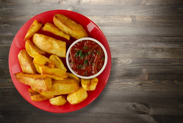 Papas fritas con salsa de tomate sobre un fondo de madera. patatas fritas o — Foto de Stock