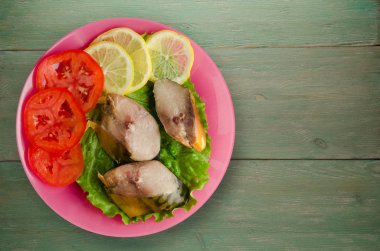 bir plaka üzerinde füme uskumru 