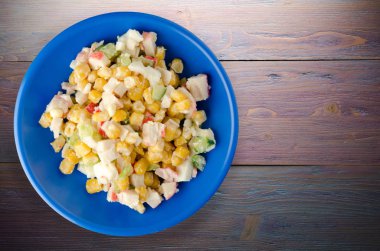 bir tepside Yengeç Salatası 