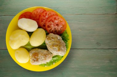  göğsü bir tabak patates ile