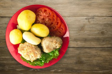  göğsü bir tabak patates ile