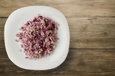 ahşap arka plan üzerinde kırmızı soğan 