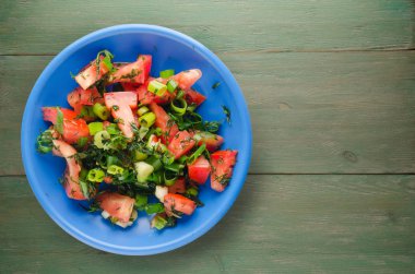 domates, soğan, ahşap arka plan üzerinde bir tabakta rezene