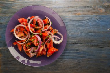 domates, soğan, ahşap arka plan üzerinde bir tabakta rezene